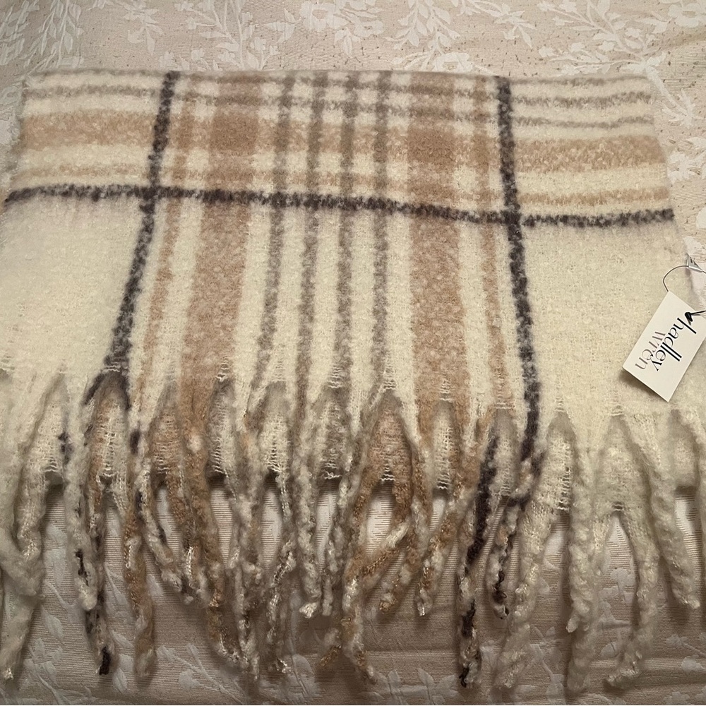 Hadley Wren blanket scarf